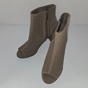 Breckelles Women Amber 32 Nubuck Peep Toe Perforated Chunky Heel Size 7